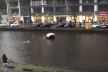 (Vidéo) Ils plongent dans un canal pour sauver une mère et son bébé