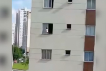(Vidéo) Brésil : Une mère laisse son enfant jouer  sur le rebord d’une fenêtre 


