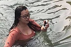 (Photos) Elle plonge dans un lac glacé pour récupérer son iPhone
