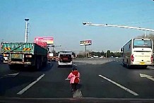 (Vidéo) Un enfant de 2 ans tombe du coffre d’une voiture en Chine