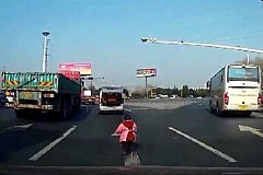 (Vidéo) Un enfant de 2 ans tombe du coffre d’une voiture en Chine (Vidéo) Un enfant de 2 ans tombe du coffre d’une voiture en Chine