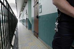 Elle ravitaillait un détenu en remplissant son soutien-gorge
Elle ravitaillait un détenu en remplissant son soutien-gorge