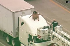 (Vidéo) Etats-Unis : Une femme nue est montée sur le toit d'un camion et s'est mise à danser