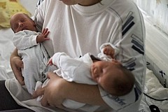 Vietnam : Un test d'ADN montre que ses jumeaux sont de pères différents
Vietnam : Un test d'ADN montre que ses jumeaux sont de pères différents