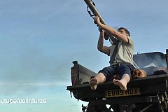 (Vidéo) Il retire ses chaussettes avec un lance-roquette (Vidéo) Il retire ses chaussettes avec un lance-roquette