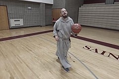 (Vidéo) Les dunks incroyables des moines franciscains du Bronx
(Vidéo) Les dunks incroyables des moines franciscains du Bronx