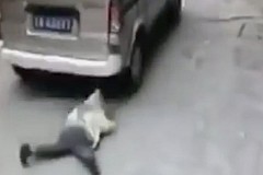 (Vidéo) Un enfant se fait rouler dessus et se relève comme par miracle
(Vidéo) Un enfant se fait rouler dessus et se relève comme par miracle
