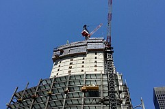 Los Angeles : Un ouvrier chute de 53 étages Los Angeles : Un ouvrier chute de 53 étages