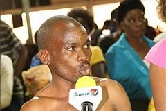 (Photos) Ghana : Un homme possédant des seins de femme interpellé par un pasteur pendant la prière
(Photos) Ghana : Un homme possédant des seins de femme interpellé par un pasteur pendant la prière