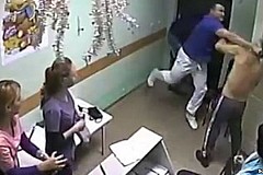 (Vidéo) Un médecin russe condamné après avoir tué un patient d'un coup de poing
(Vidéo) Un médecin russe condamné après avoir tué un patient d'un coup de poing