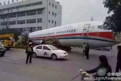 Chine : Un avion coincé en pleine ville créé des embouteillages monstres
