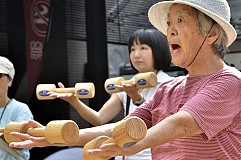 Les retraités japonais vont volontairement en prison pour une meilleur vie
