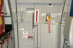 Elle confond la porte des toilettes de l’avion avec la sortie de secours Elle confond la porte des toilettes de l’avion avec la sortie de secours