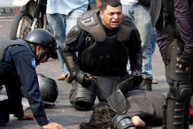 (Vidéo) Venezuela : Des étudiants volent un bus et écrasent des policiers