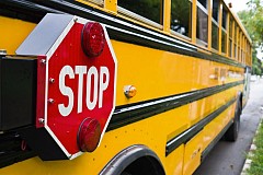 La CIA oublie des explosifs dans un bus scolaire
La CIA oublie des explosifs dans un bus scolaire