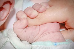 Une jeune fille soupçonnée d'avoir arraché un bout du nez de son bébé Une jeune fille soupçonnée d'avoir arraché un bout du nez de son bébé