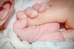 Une jeune fille soupçonnée d'avoir arraché un bout du nez de son bébé