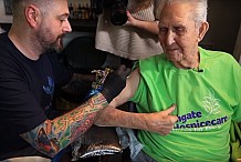(Vidéo) A 104 ans, il décide de se faire tatouer pour une bonne cause