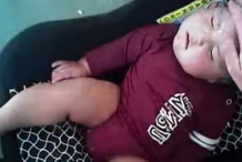 (Vidéo) Un bébé kidnappé sauvé d’une insolation par des passants et une policière