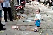 (Vidéo) Chine : Un petit garçon défend sa grand-mère face aux policiers
