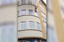 (Vidéo) Espagne : Elle se jette du 3e étage pour se sauver: la vidéo
