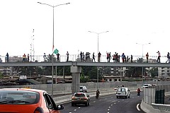 Pont HKB : Une grosse bagarre éclate entre des automobilistes
