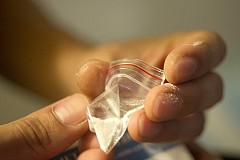 Une femme vient faire goûter sa cocaïne aux policiers Une femme vient faire goûter sa cocaïne aux policiers