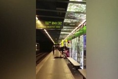 Ils font l’amour sur le quai du métro devant les voyageurs Ils font l’amour sur le quai du métro devant les voyageurs