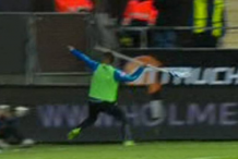 (Vidéo) Suède: Un joueur de Malmö lance le poteau de corner comme un javelot sur des supporters de Göteborg…