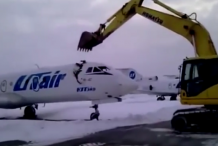 (Vidéo) Russie: Viré, l'employé de l'aéroport se venge en détruisant un avion à la pelleteuse