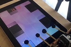 (Vidéo) Il fabrique un robot pour jouer à Piano Tiles