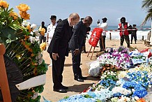 Attentats en Côte d’Ivoire: le ministre français de la Défense se recueille à Grand-Bassam