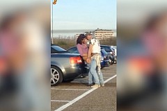(Vidéo) Sans gêne, un couple fait l’amour sur un parking à la vue de tous 