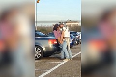 (Vidéo) Sans gêne, un couple fait l’amour sur un parking à la vue de tous (Vidéo) Sans gêne, un couple fait l’amour sur un parking à la vue de tous