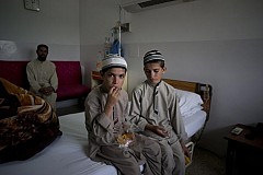 (Photos et Vidéo) Deux frères, «normaux» le jour mais paralysés la nuit
(Photos et Vidéo) Deux frères, «normaux» le jour mais paralysés la nuit