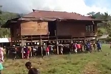 (Vidéo) Thaïlande : Des villageois déplacent une maison à mains nues pour échapper aux inondations
