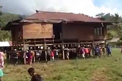 (Vidéo) Thaïlande : Des villageois déplacent une maison à mains nues pour échapper aux inondations
(Vidéo) Thaïlande : Des villageois déplacent une maison à mains nues pour échapper aux inondations