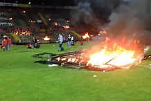 Furieux, des supporters mettent (littéralement) le feu à leur stade
