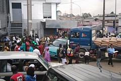 Riviéra II : Un camion manque d'écraser les vendeuses d'attiéké au niveau de l'échangeur Riviéra II : Un camion manque d'écraser les vendeuses d'attiéké au niveau de l'échangeur