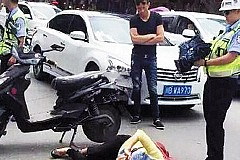 (Photos) Chine : Malgré son accident de circulation, elle reste toujours connectée sur les réseaux sociaux via son téléphone portable