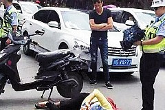 (Photos) Chine : Malgré son accident de circulation, elle reste toujours connectée sur les réseaux sociaux via son téléphone portable (Photos) Chine : Malgré son accident de circulation, elle reste toujours connectée sur les réseaux sociaux via son téléphone portable