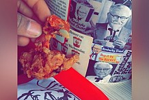 (Vidéo) Un poussin frit entier dans son menu bucket de KFC