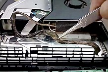 (Vidéo) Il découvre un serpent en réparant une PS4
