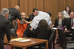 (Vidéo) Il se jette sur l'assassin de sa fille en plein Tribunal
