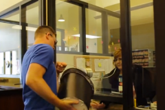 (Vidéo) Etats-Unis : Il paye une amende de 220 dollars avec des pièces de 1 cent
(Vidéo) Etats-Unis : Il paye une amende de 220 dollars avec des pièces de 1 cent