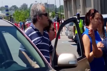 (Vidéo) Deux couples se bagarrent pour une place de parking
