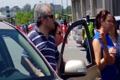 (Vidéo) Deux couples se bagarrent pour une place de parking
(Vidéo) Deux couples se bagarrent pour une place de parking