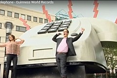 (Vidéo) Le plus grand téléphone du monde mesure 7 mètres de long et il fonctionne