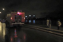 Pont de Gaulle : Un camion fait une sortie de route et se retrouve dans lagune