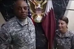 Deux soldats américains se marrent devant le drapeau du Qatar et créent un incident diplomatique